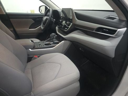 Used 2023 Toyota Highlander L FWD image 4