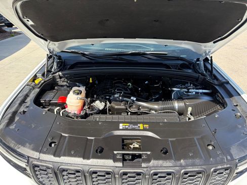 Used 2024 Jeep Grand Cherokee L Laredo image 17