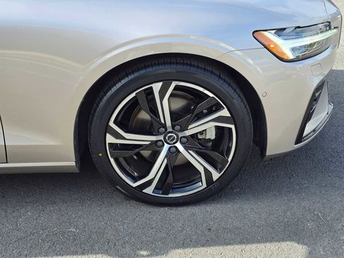 Used 2024 Volvo S60 B5 Plus image 9