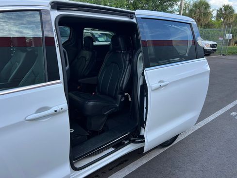 Used 2025 Chrysler Pacifica Select image 42