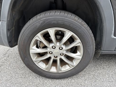 Used 2019 Jeep Cherokee Latitude Plus FWD image 10