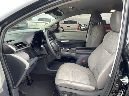 Used 2023 Toyota Sienna LE image 19