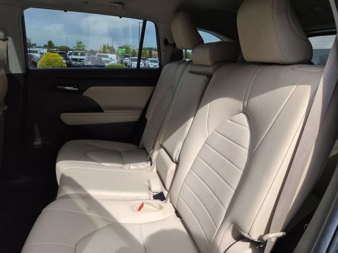 Used 2022 Toyota Highlander XLE AWD/4WD image 24