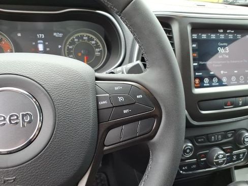 Used 2022 Jeep Cherokee Trailhawk AWD/4WD image 23