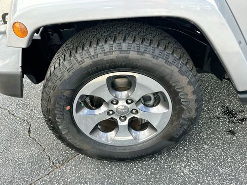 Used 2016 Jeep Wrangler Unlimited Sahara w/ Connectivity Group image 27