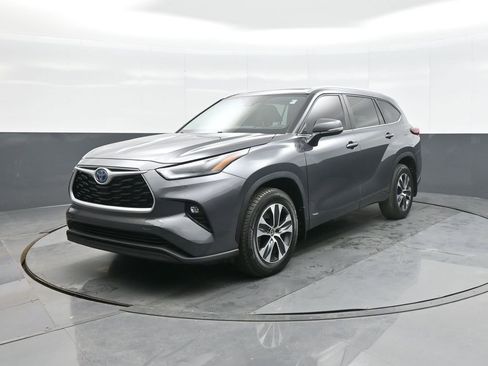 Used 2023 Toyota Highlander XLE image 3