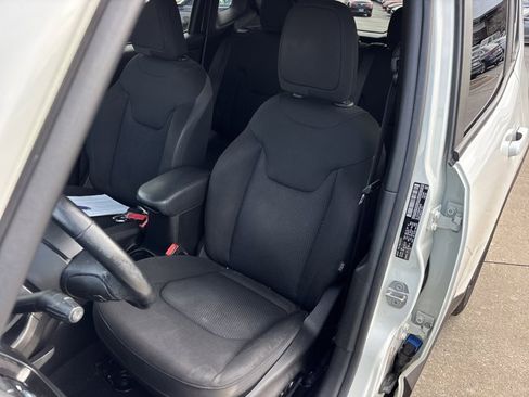 Used 2018 Jeep Renegade Altitude w/ Cold Weather Group image 17