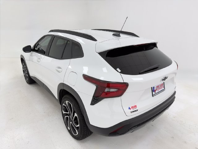 Used 2026 Chevrolet Trax RS w/ Sunroof Package FWD image 38