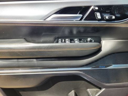 Used 2022 Jeep Grand Wagoneer Series III AWD/4WD image 28