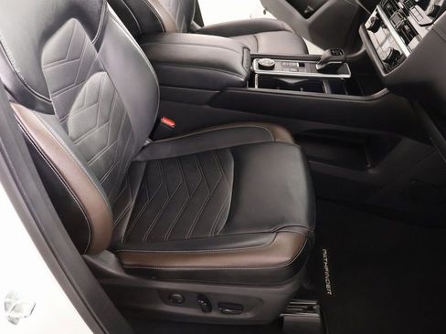 Used 2024 Nissan Pathfinder Platinum image 16