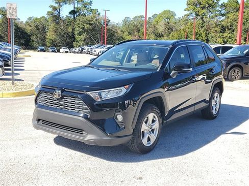 Used 2020 Toyota RAV4 XLE image 5