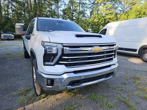 Used 2024 Chevrolet Silverado 2500 LTZ w/ LTZ Plus Package AWD/4WD image 4