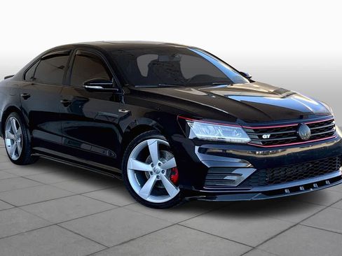 Used 2018 Volkswagen Passat GT image 3