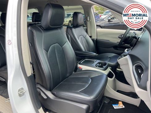 Used 2024 Chrysler Pacifica Touring-L FWD image 21