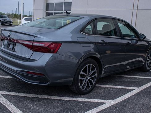 Used 2025 Volkswagen Jetta SE image 3