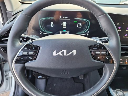 Used 2023 Kia Niro SX image 21