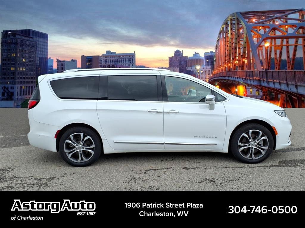 Used 2024 Chrysler Pacifica Pinnacle AWD/4WD image 2