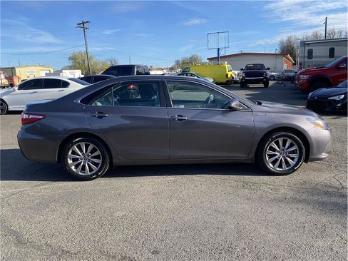Used 2015 Toyota Camry XLE w/ Moonroof Package image 4
