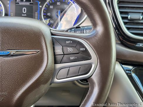 Used 2017 Chrysler Pacifica Touring-L w/ Tire & Wheel Group FWD image 15