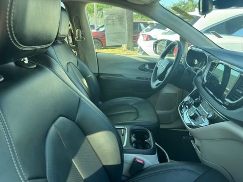 Used 2024 Chrysler Pacifica Touring-L image 4