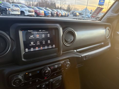 Used 2022 Jeep Gladiator Sport image 23