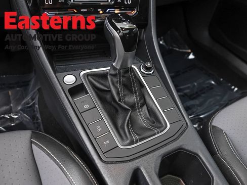 Used 2025 Volkswagen Jetta SE FWD image 13