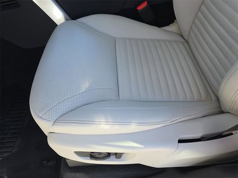 Used 2025 Land Rover Discovery Dynamic SE image 31