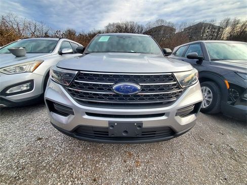 Used 2020 Ford Explorer XLT image 2