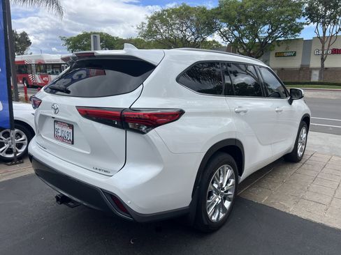 Used 2023 Toyota Highlander Limited FWD image 6