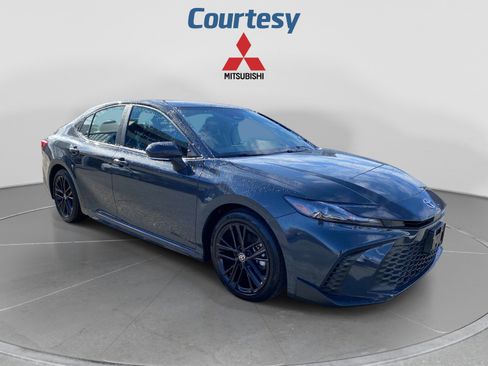 Used 2025 Toyota Camry SE FWD image 8