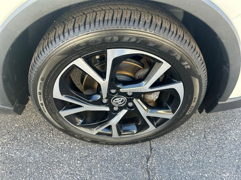 Used 2019 Toyota C-HR XLE image 9