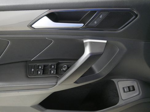 Used 2024 Volkswagen Tiguan SE w/ Panoramic Sunroof Package image 19