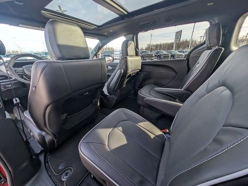 New 2026 Chrysler Pacifica Limited image 16
