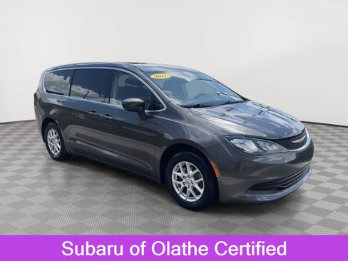 Used 2017 Chrysler Pacifica Touring FWD image 1