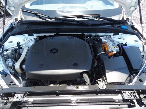 Certified 2025 Volvo S60 T8 Plus AWD/4WD image 28