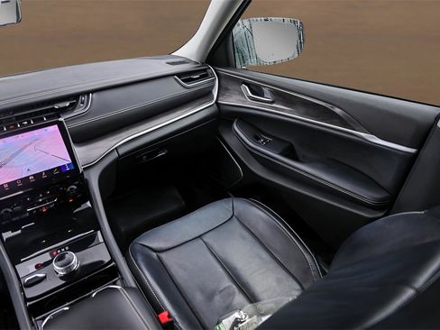 Used 2022 Jeep Grand Cherokee L Limited w/ Luxury Tech Group II image 23