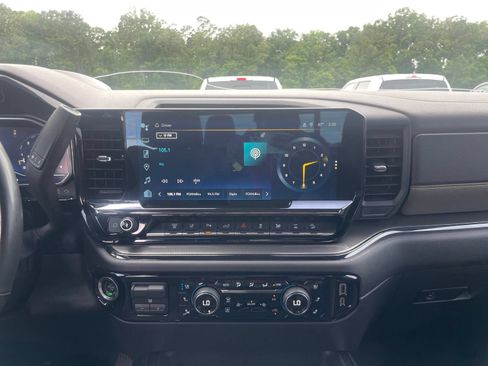 Used 2024 Chevrolet Silverado 2500 ZR2 w/ Technology Package AWD/4WD image 10