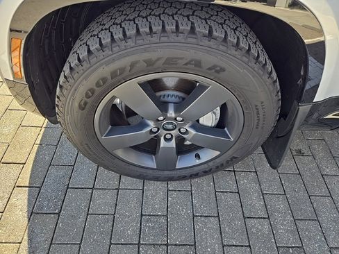 Certified 2024 Land Rover Defender 90 X-Dynamic SE image 10