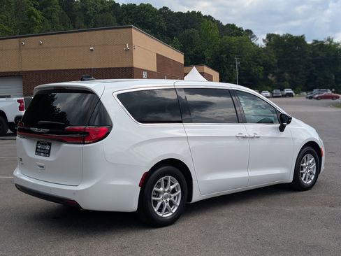 Used 2025 Chrysler Pacifica Select FWD image 9