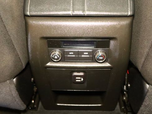 Used 2023 Chevrolet Traverse LT image 40