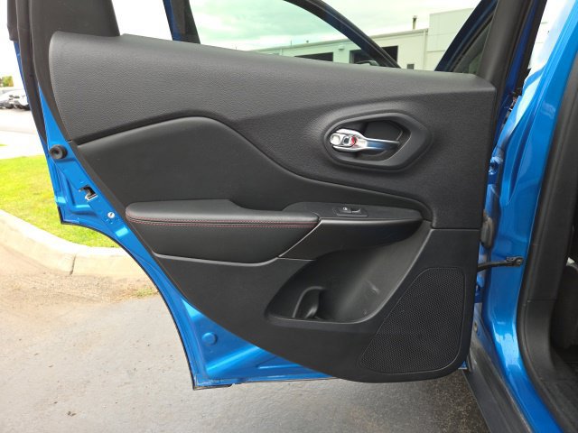 Used 2019 Jeep Cherokee Trailhawk w/ Cold Weather Group AWD/4WD image 12