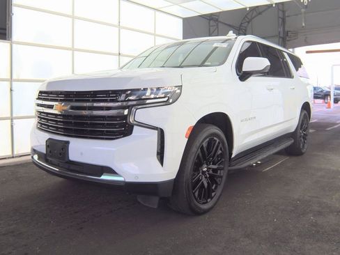 Used 2022 Chevrolet Suburban LT image 3