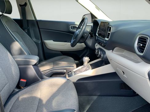 Certified 2022 Hyundai Venue Limited FWD image 40