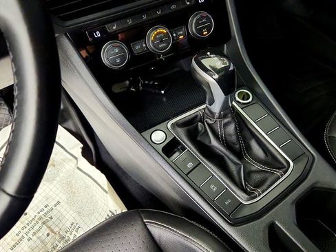 Used 2022 Volkswagen Jetta SE w/ Panoramic Sunroof Package FWD image 17