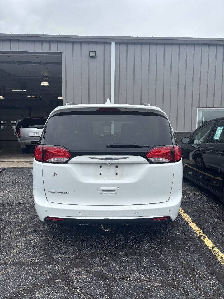 Used 2018 Chrysler Pacifica Touring-L Plus FWD image 4