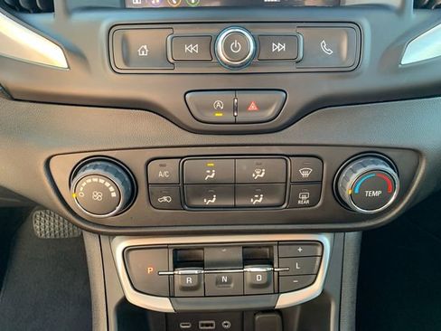 Used 2024 GMC Terrain SLE image 25