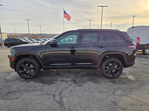 New 2025 Jeep Grand Cherokee Altitude image 7