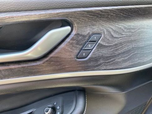 Used 2023 Jeep Grand Cherokee Limited image 17