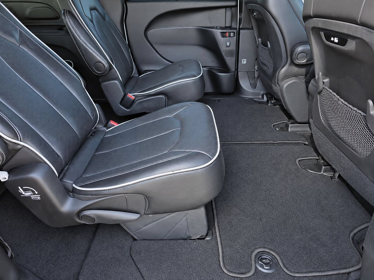 Used 2025 Chrysler Pacifica Limited FWD image 33