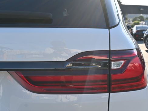 Used 2022 BMW X7 xDrive40i w/ M Sport Package AWD/4WD image 30